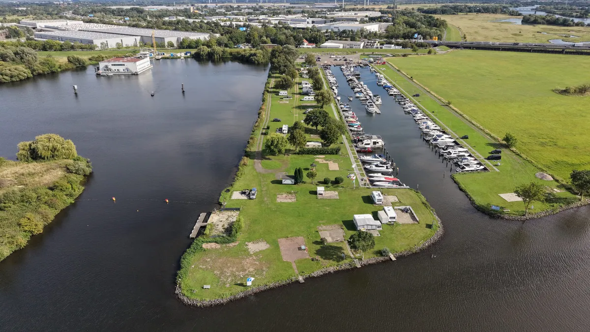Luftaufnahme des Hafens: zwei lange Stegreihen zwischen Weser und Hafenwiese